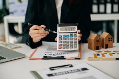  Kontrat imzalıyorum. Müşteri ve komisyoncu, kira sözleşmesi, başarılı anlaşma ve ofiste oturan genç iş adamları. 