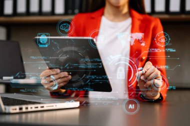 Ağ güvenliği. İş dünyası dijital tablet ve bilgisayarı kullanarak veri koruması için dijital asma kilit, internet teknolojisi ağı ve ofis içinde siber güvenlik teknolojisi kullanıyor