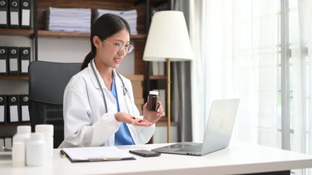 Mladá Asijská Paní Lékař Lékařské Uniformě Stetoskopem Pomocí Notebooku Tabler — Stock video