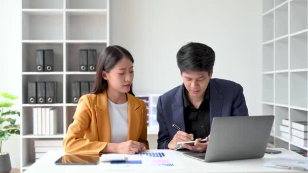 아시아 비즈니스 비즈니스는 노트북 컴퓨터를 사용하여 그래프를 선물하고 설명합니다 사무실 — 비디오