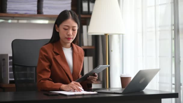Sukces Asian Businesswoman Analizowanie Finansowania Tablecie Laptopie Nowoczesnym Biurowym Podatku — Wideo stockowe