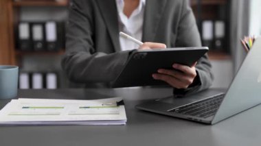 Dijital tablet kullanan ve belgelerle çalışan iş kadını veya muhasebeci ellerinin kapatılması 