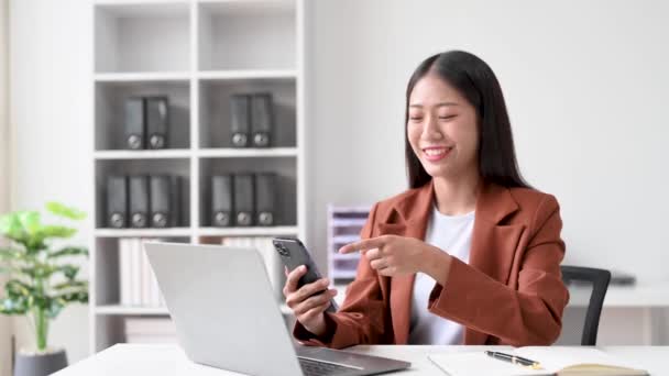 Sukces Asian Businesswoman Analyzing Finance Laptop Nowoczesnym Office Desk Tax — Wideo stockowe