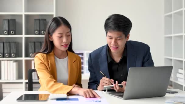 Asiatische Geschäftspartner Präsentieren Und Erklären Laptop Finanzgrafiken Teamarbeit Finanzmarketing Team — Stockvideo