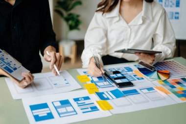 UI müteahhitlerinin projelerini akıllı telefon ve dijital tabletle beyin fırtınalarına yakından bakın. Yaratıcı dijital geliştirme ajansı.