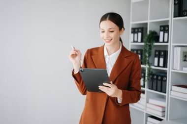 Tablet bilgisayar kullanan bir iş kadını. Ofiste vergi, rapor, muhasebe, istatistik ve analitik araştırma kavramı