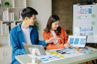  UX geliştiricisi ve ui tasarımcısı modern ofiste müşteri özeti ve renk kodu ile beyin fırtınası yapıyor