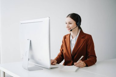 İş merkezindeki müşteri destek servisindeki müşterilerle konuşan kablosuz kulaklıklı ciddi çağrı merkezi operatörü 