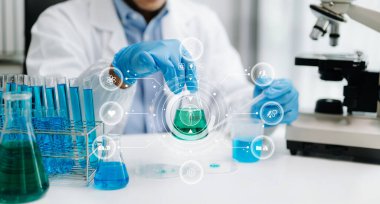 Coronavirus COVID 19 aşısını laboratuvar çalışmasında tutan ve Coronavirus antikorunun bilimsel örneğini analiz eden sağlık uzmanı.