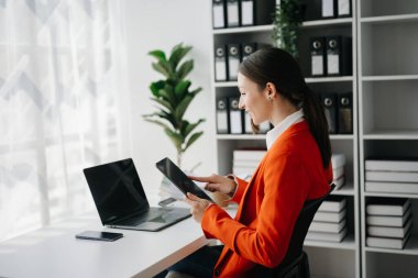 Tablet bilgisayar kullanan bir iş kadını. Ofiste vergi, rapor, muhasebe, istatistik ve analitik araştırma kavramı