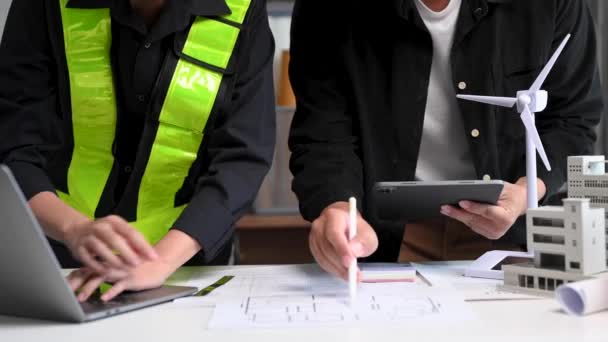 Tim Insinyur Bertemu Dan Bekerja Sama Dalam Proyek Arsitektur Eko — Stok Video