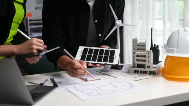 Reunión Del Equipo Ingenieros Trabajo Conjunto Proyecto Arquitectura Ecológica Oficina — Vídeos de Stock