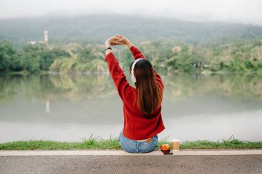 Güzel bir dağa bakan kadın bir gezginin dikiz görüntüsü