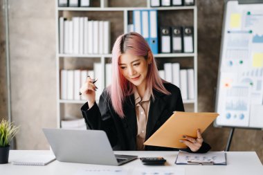 Başarılı Asyalı İş kadını modern ofis vergisi, raporu, muhasebe, istatistik ve analitik araştırma konseptinde dizüstü bilgisayarda Finans Analizi