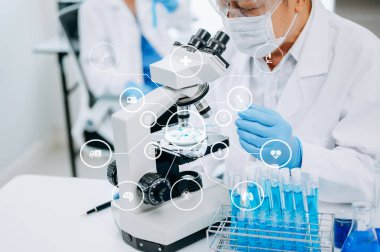 Laboratuvarda çalışan doktor, sanal simge ekranı ile çalış