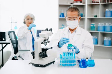 Bilimadamı ekip buluşması ve yazım analizi laboratuvarda küresel ısınma, analitik ve teknoloji için bilimsel örnekler inceler ve analiz eder.