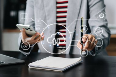 Kadın dizüstü bilgisayar ve bulut hesaplama diyagramı olan akıllı telefon kullanıyor. Bulut teknolojisi. Veri deposu. Ağ ve internet hizmeti kavramı. Sanal simge diyagramı ile