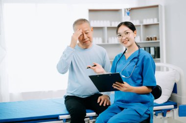  Dost canlısı baş hemşire hasta yatağında dinlenirken onu muayene ediyor.