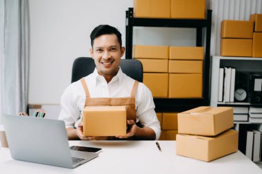 Çevrimiçi mağaza işleten genç adam Küçük işletme KOBİ 'si başlat, online alışveriş siparişini al ve kontrol et