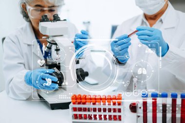 Laboratuvarda çalışan doktorlar, sanal simge ekranı ile çalışırlar