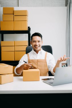 Çevrimiçi mağaza işleten genç adam Küçük işletme KOBİ 'si başlat, online alışveriş siparişini al ve kontrol et