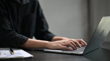 iş kadını ofiste dizüstü bilgisayarda yazarak eller 