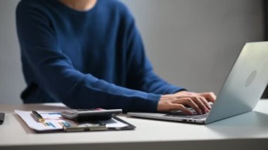 iş kadını ofiste dizüstü bilgisayarda yazarak eller 