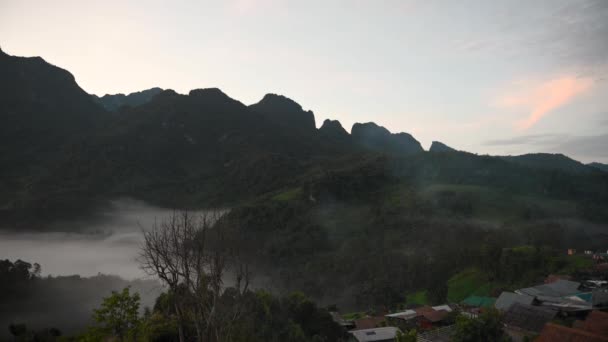 Paisagem Vento Soprando Montanha Nos Raios Sol Nascente Manhã Deslumbrante — Vídeo de Stock