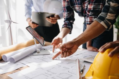 Mimarlık projesinde birlikte çalışan mimarlar.