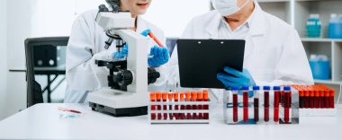 Bilimadamı ekip buluşması ve yazım analizi laboratuvarda küresel ısınma, analitik ve teknoloji için bilimsel örnekler inceler ve analiz eder.