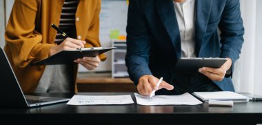 İş adamı ve ekibi mali durumu analiz ediyor. Zenginlik yönetimi kavramı