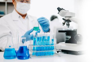 Bilimadamı analiz sonuçları laboratuvarda, küresel ısınma, analitik ve teknoloji için bilimsel örnekler üzerinde çalışıyor ve analiz ediyor.