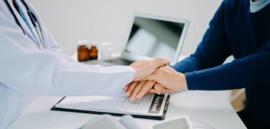 Doktorun orta bölümü hastaların elini tutuyor. Sağlık ve Tıp Konsepti.