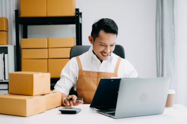 Çevrimiçi mağaza işleten genç adam Küçük işletme KOBİ 'si başlat, online alışveriş siparişini al ve kontrol et