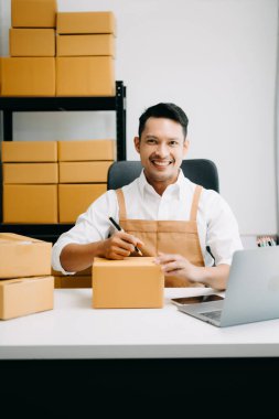 Çevrimiçi mağaza işleten genç adam Küçük işletme KOBİ 'si başlat, online alışveriş siparişini al ve kontrol et