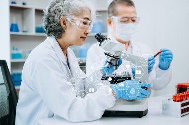 Laboratuvarda çalışan doktorlar, sanal simge ekranı ile çalışırlar