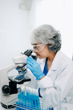 Bilimadamı analiz sonuçları laboratuvarda, küresel ısınma, analitik ve teknoloji için bilimsel örnekler üzerinde çalışıyor ve analiz ediyor.