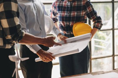 Mimarlık projesinde birlikte çalışan mimarlar.