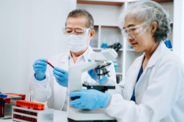 Bilimadamı ekip buluşması ve yazım analizi laboratuvarda küresel ısınma, analitik ve teknoloji için bilimsel örnekler inceler ve analiz eder.