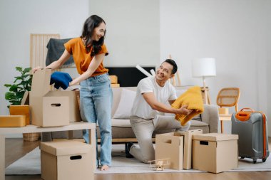 Büyük kutuları olan genç çift yeni bir eve taşınıyor, çift için yeni bir daire.