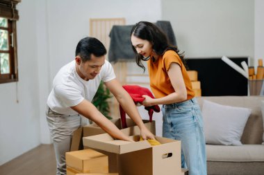 Büyük kutuları olan genç çift yeni bir eve taşınıyor, çift için yeni bir daire.