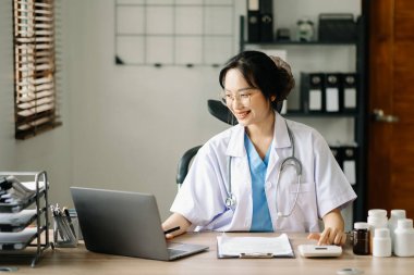 Ofiste tıbbi ağ kavramı olarak modern dijital bilgisayar arayüzü ile çalışan tıp doktoru