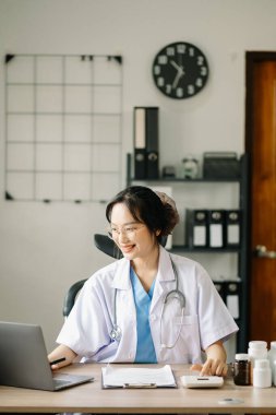 Ofiste tıbbi ağ kavramı olarak modern dijital bilgisayar arayüzü ile çalışan tıp doktoru