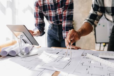 Ofisteki mimari projesinde çalışan iki mimar. 