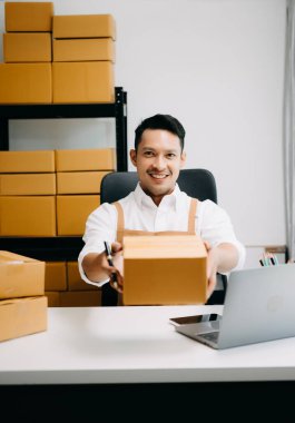 Çevrimiçi mağaza işleten genç adam Küçük işletme KOBİ 'si başlat, online alışveriş siparişini al ve kontrol et