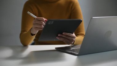 Finansal iş stratejisi katmanı etkisi olan dijital tablet bilgisayarı üzerinde çalışan iş kadını