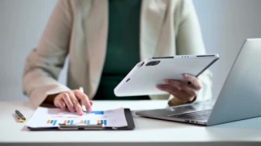 Finansal iş stratejisi katmanı etkisi olan dijital tablet bilgisayarı üzerinde çalışan iş kadını