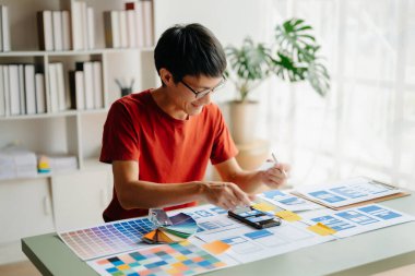 UX grafik tasarımcısı uygulama geliştirme sürecinin prototip kablosu. Yaratıcı dijital geliştirme ajansı. Ofiste. 