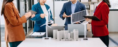 Asyalı işadamları arasında güneş pili paneli teknolojisi ve Güneş Enerjisi Çevre Kenti kavramındaki son gelişmeler üzerine tartışma