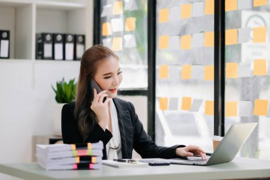 Modern Ofis Masasında başarılı Asyalı İş Kadını Analiz Finansmanı. vergi, rapor, muhasebe, istatistik ve analitik araştırma kavramı